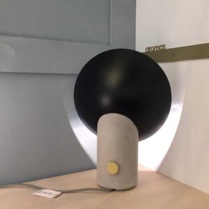 Lampa stołowa Lola Aromas. Dostępna od ręki w naszym sklepie Lampy Ramko na Migdałowej 3 w Warszawie. Odwiedź nasz sklep stacjonarny Lampy Ramko.