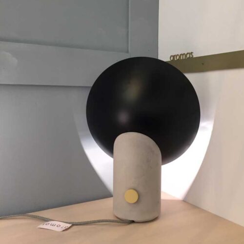 Lampa stołowa Lola Aromas. Dostępna od ręki w naszym sklepie Lampy Ramko na Migdałowej 3 w Warszawie. Odwiedź nasz sklep stacjonarny Lampy Ramko.