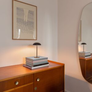 Lampa stołowa Mroom Aqform ładowana przez USB-C. Sklep Lampy Ramko w Warszawie na Migdałowej 3.