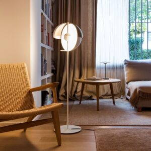 Lampa podłogowa Theia Marset. Idealna do salonu, sypialni liub gabinetu. Lampy Ramko ul. Migdałowa 3 w Warszawie.